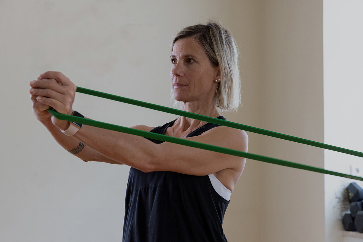 Osebna trenerka vodi vadbo za krepitev core mišic v Petit Studiu