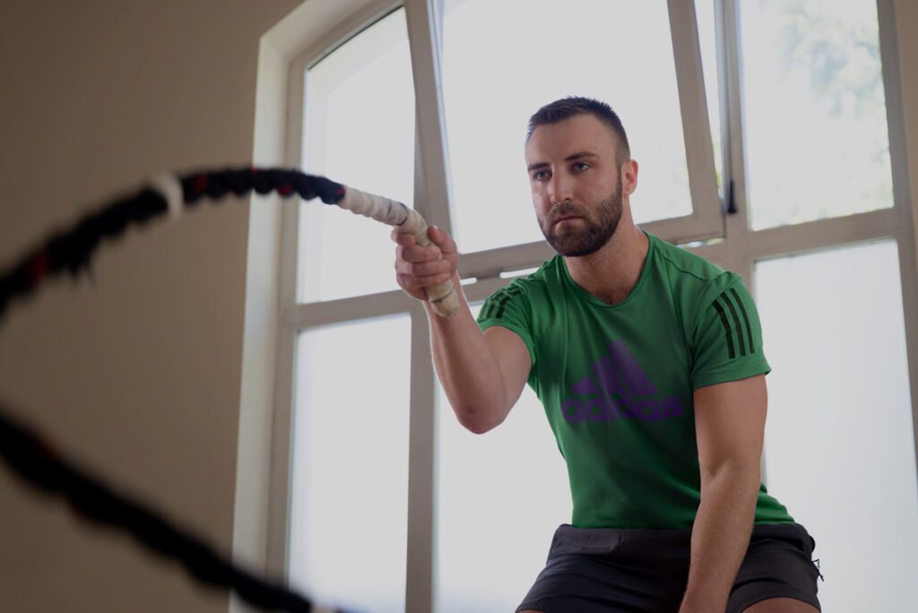 Osebni trener daje navodila med individualno vadbo v Petit Studiu