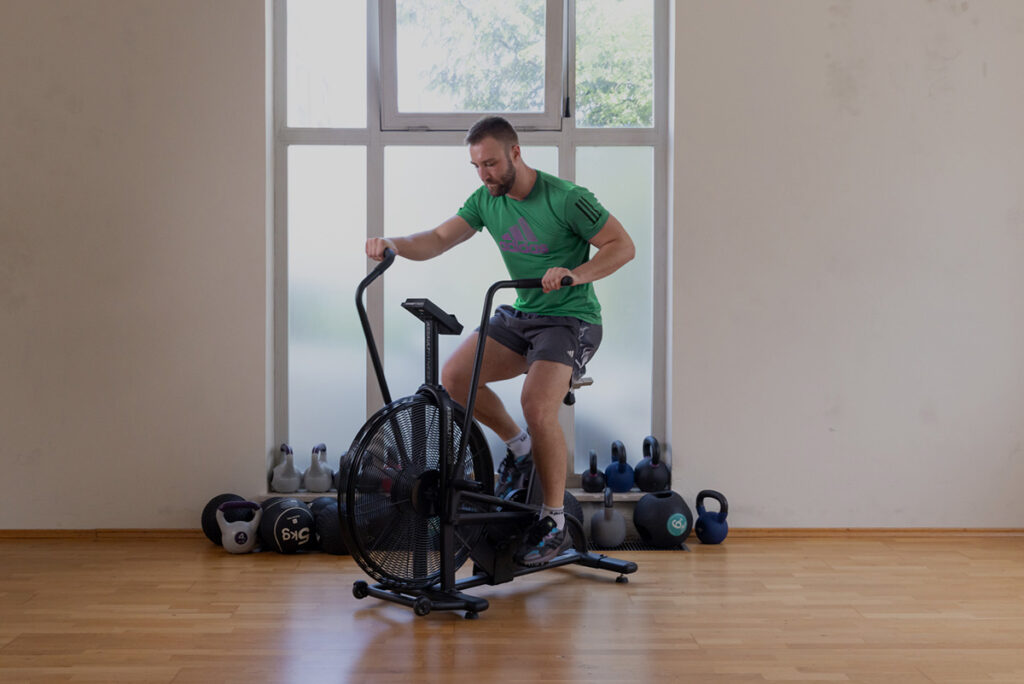 Osebni trener vodi stranko skozi kardio vadbo v Petit Studiu