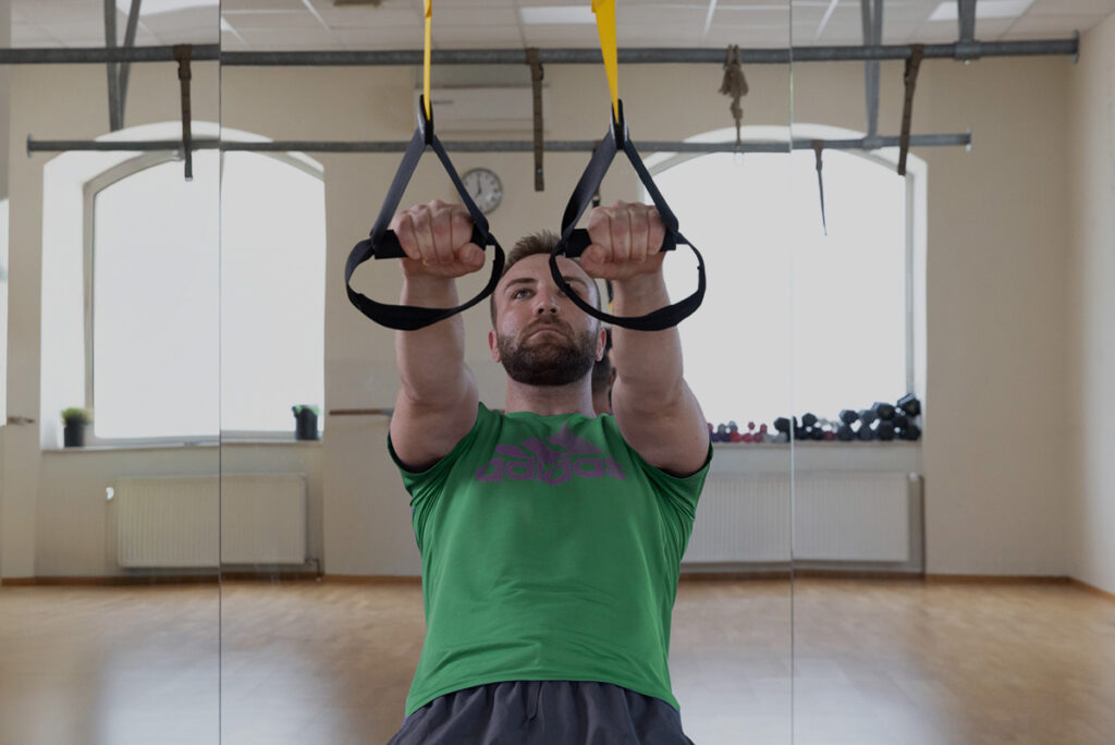 Osebni trener izvaja specialno vadbo s stranko s posebnimi potrebami v Petit Studiu