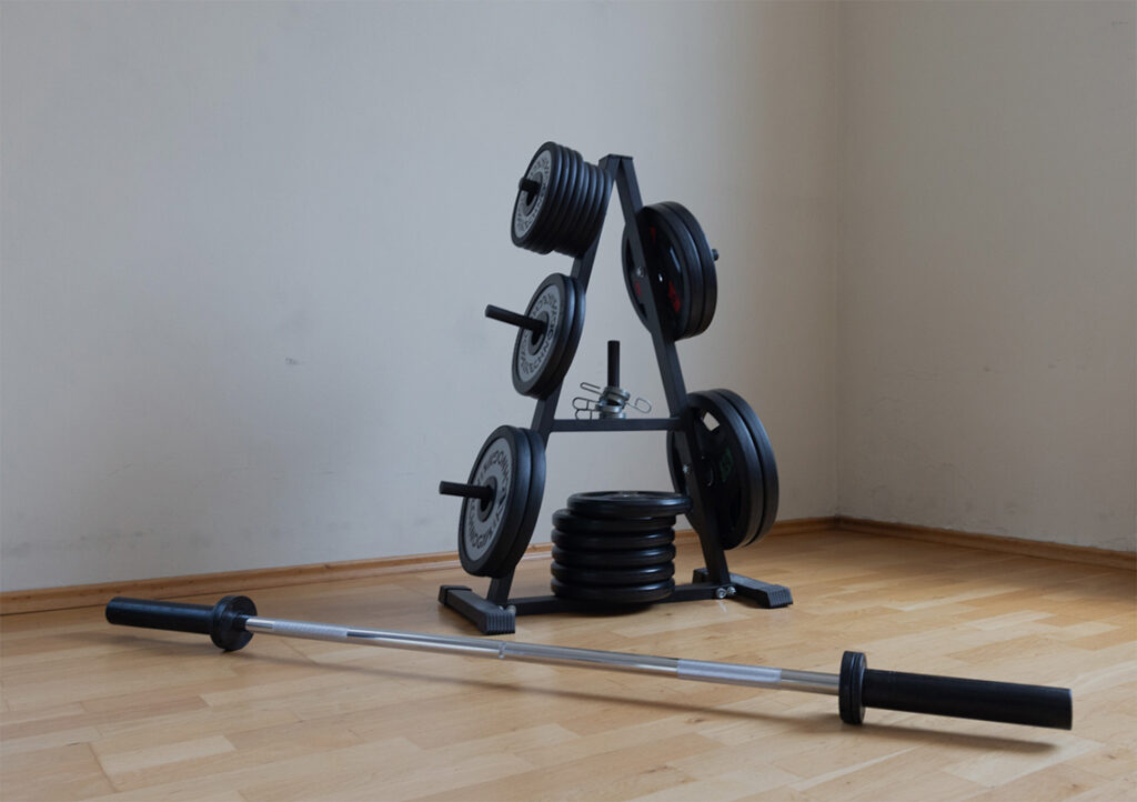 Raznolika vadbena oprema v fitnes studiu Petit Studio