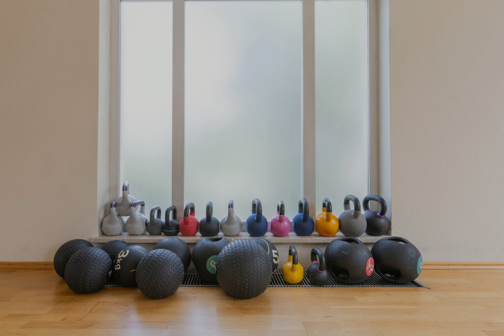 Vadbena oprema pripravljena za vodeno vadbo v Petit Studiu